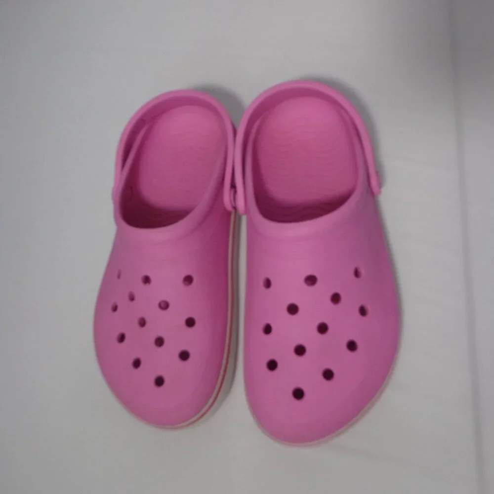 Crocs Clogs Pink Off Court Size J5 (Youth size 5, Women's Size‎ 7)